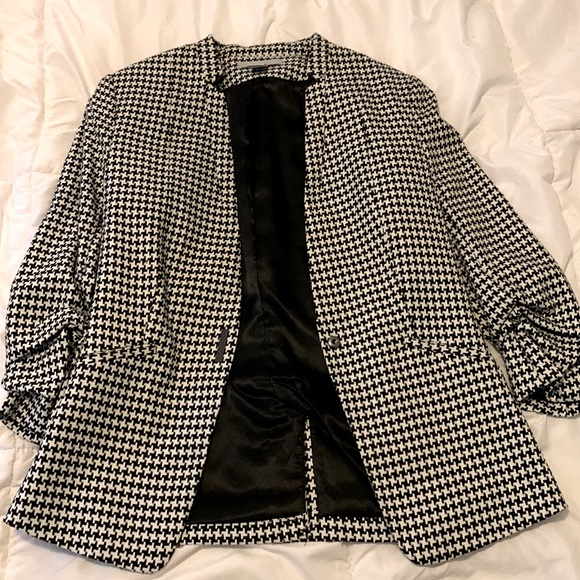 Houndstooth style blazer. Scrunch style 3/4 sleeve. Faux pockets, shoulder pads - Picture 1 of 1